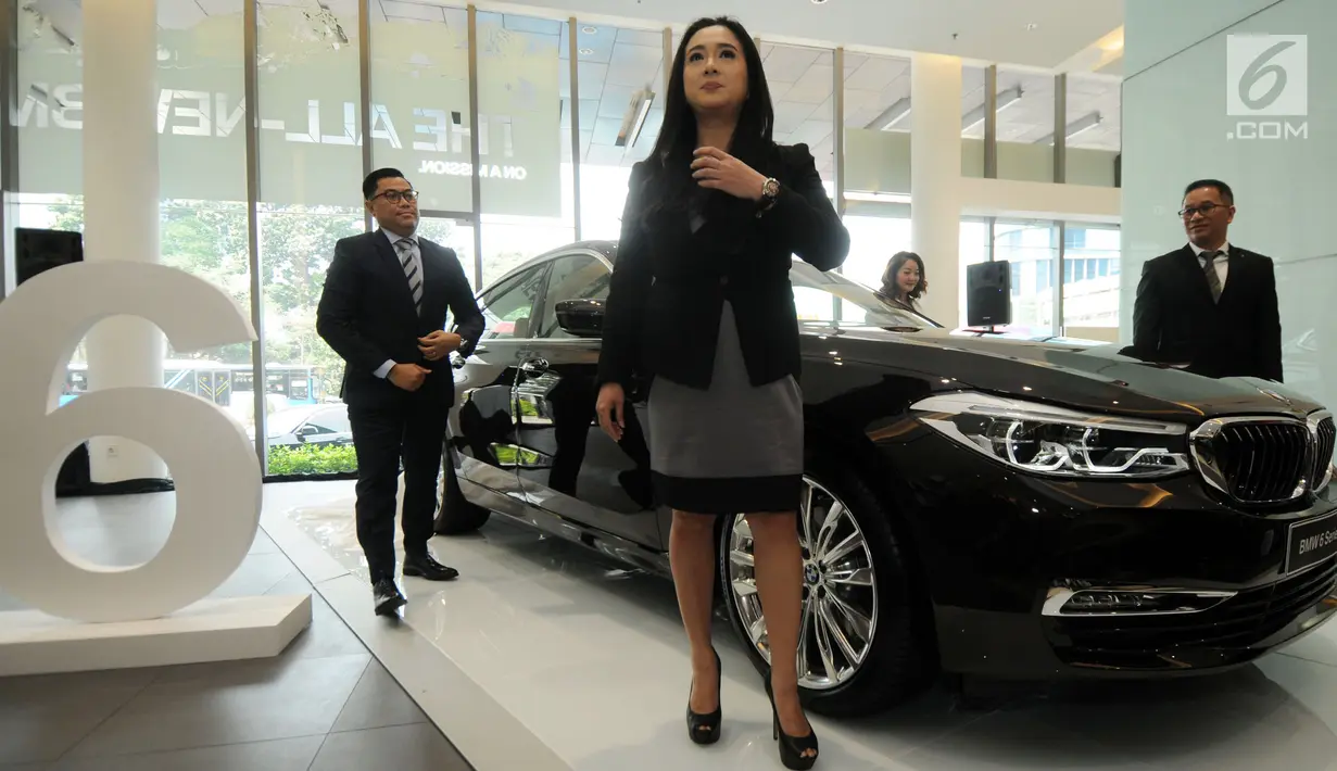 Vice President of Corporate Communication BMW Group Indonesia, Jodie O’tania berdiri di samping BMW Seri 6 Gran Turismo (GT) di Jakarta, Selasa (24/7). BMW Seri 6 GT dan Seri 5 Touring memiliki penggemar tersendiri. (Merdeka.com/Dwi Narwoko)