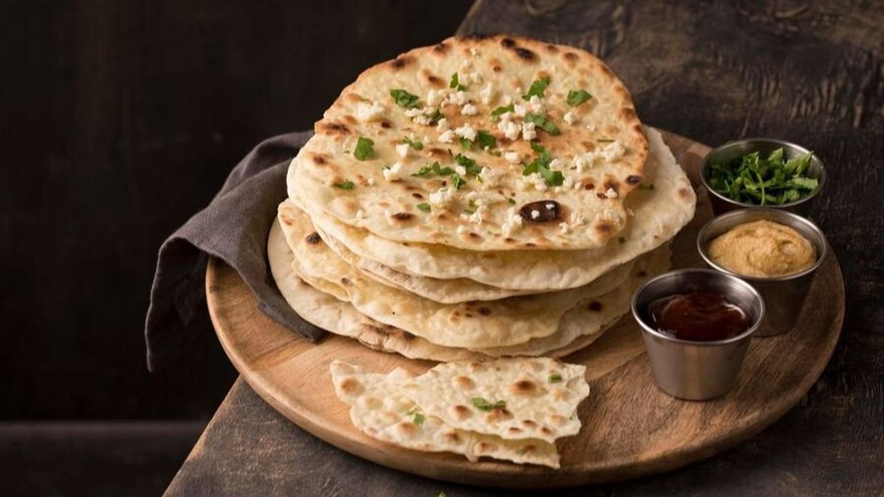 4. Naan: Roti India yang Menggoda Selera