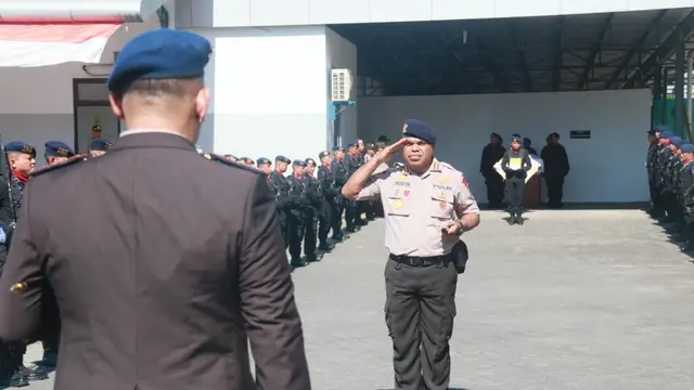 Jenazah Brigpol Anumerta Hedar tiba di Bandara Internasional Sultan Hasanuddin, Makassar, Selasa (13/8/2019) sekitar pukul 15.00 Wita. (Foto: dok Divisi Humas Polri)