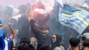 Dua orang Bobotoh berpesta saat merayakan pesta juara BRI Liga 1 di Gedung Sate, Minggu (25/5/2025). (Bola.com/M Iqbal Ichsan)