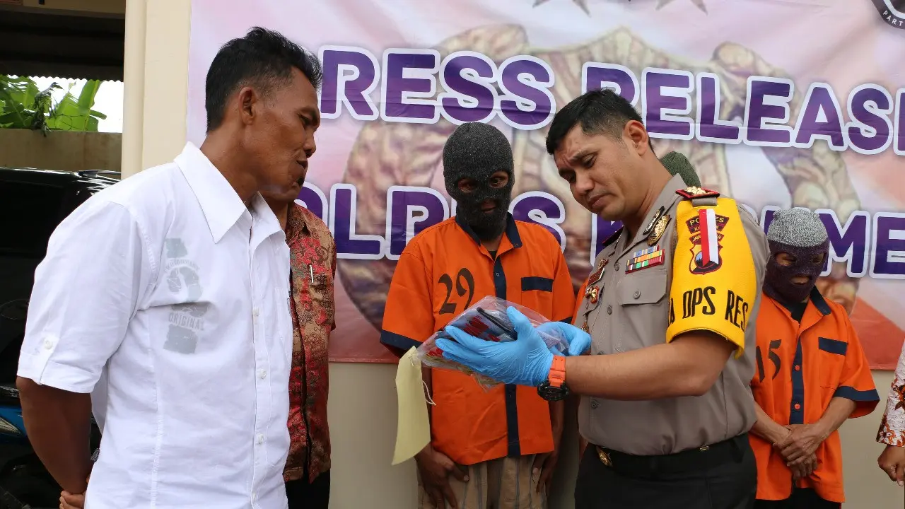 Kapolres Kebumen menggelar press rilis pengungkapan kasus pencabulan anak dan judi togel. (Foto: Liputan6.com/Polres Kebumen/Muhamad Ridlo)