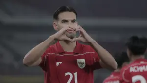 Pemain Timnas Indonesia U-23, Jens Raven, melakukan selebrasi setelah mencetak gol ke Brunei Darussalam pada laga Grup A Piala AFF U-23 2025 di Stadion Utama Gelora Bung Karno (SUGBK), Senayan, Jakarta, Selasa (15/07/2025) malam WIB. (Bola.com/Abdul Aziz)