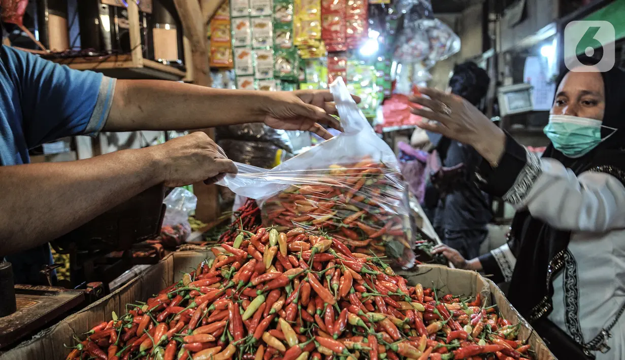 Pedagang melayani pembeli cabai rawit merah di Pasar Senen, Jakarta, Kamis (4/3/2021). Data Ikatan Pedagang Pasar Indonesia (Ikappi) mencatat harga cabai rawit merah saat ini di pasaran berkisar Rp120.000 per kilogram. (merdeka.com/Iqbal S. Nugroho)