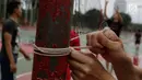 Sejumlah warga memasang jaring net voli saat berolahraga di kawasan Monas, Jakarta, Rabu (30/1). Kawasan Monas menjadi tempat favorit warga Ibu Kota untuk berolahraga. (Bola.com/M Iqbal Ichsan)