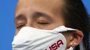 Jessica Parratto dari Amerika Serikat meneteskan air mata usai berhasil mendapatkan medali perak dalam final loncat indah 10 meter putri Olimpiade Tokyo 2020 di Tokyo Aquatics Center, Selasa (27/7/2021). (Foto: AP/Dmitri Lovetsky)
