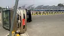 Kendaraan yang terguling terlihat dalam Bandara Internasional Hamid Karzai setelah penarikan Amerika Serikat (AS) di Kabul, Afghanistan, Selasa (31/8/2021). Taliban memegang kendali penuh atas Bandara Kabul setelah pesawat AS terakhir meninggalkan landasan pacu. (AP Photo/Kathy Gannon)
