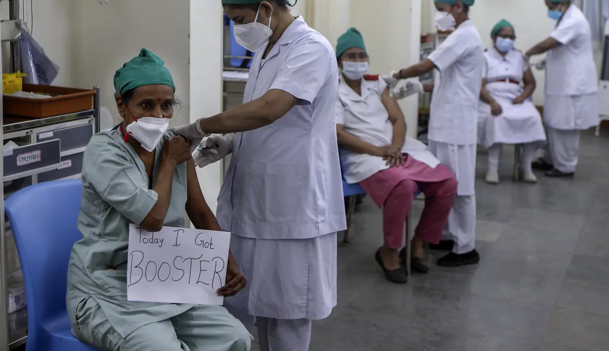 Petugas kesehatan India menerima vaksinasi dosis ketiga untuk COVID-19 di pusat vaksinasi di Mumbai, India (10/1/2022). India pada Senin (10/1) mulai memberikan dosis penguat (booster) vaksin COVID-19 bagi pekerja di lini depan dan lansia yang rentan. (AP Photo/Rajanish Kakade)