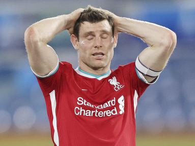 Gelandang Liverpool, James Milner, tampak kecewa usai gagal mengalahkan Leeds United pada laga Liga Inggris di Stadion Elland Road, Senin (19/4/2021). Kedua tim bermain imbang 1-1. (Clive Brunskill/Pool via AP)