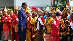 Presiden Jokowi berbincang dengan anak-anak sebelum menyambut Presiden Republik Sosialis Demokratik Sri Lanka Maithripala Sirisena di Istana Merdeka, Jakarta, Rabu (8/3). (Liputan6.com/Angga Yuniar)