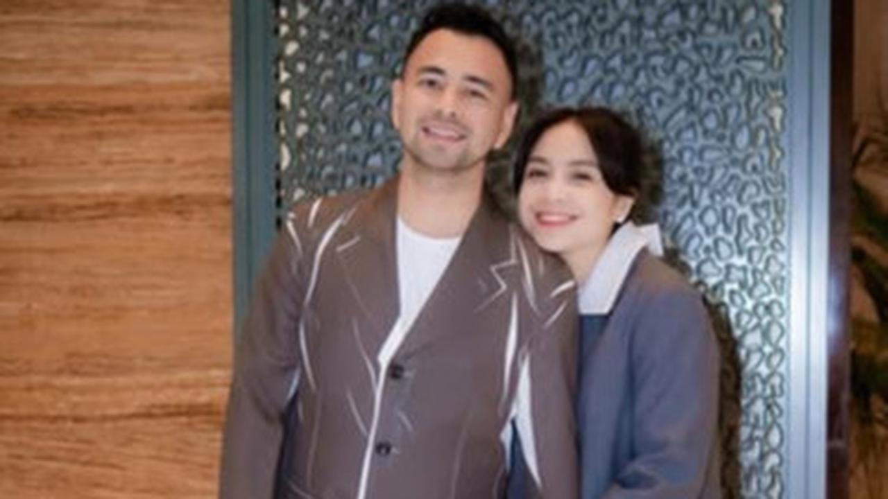 Potret Cantik Menggemaskan Nagita Slavina Bergaya Bak Anak Sekolah saat Nonton Konser Melly Goeslaw di Malaysia