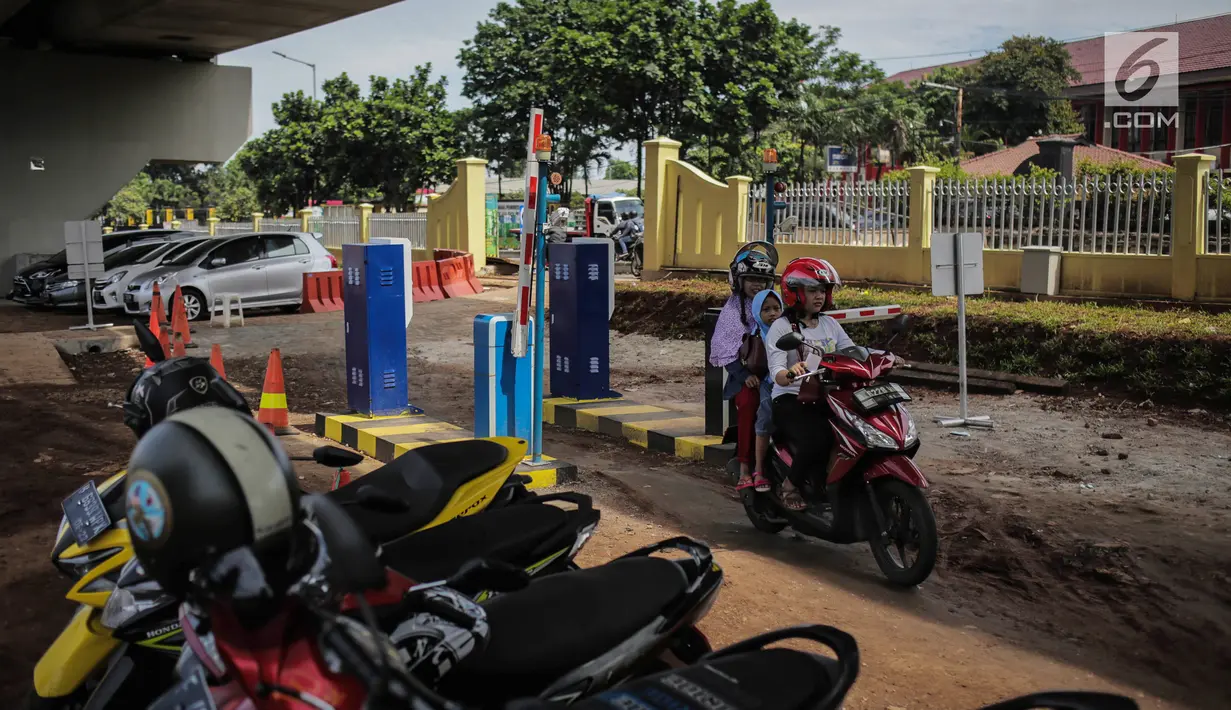 Sepeda motor memasuki Park and Ride di kawasan Lebak Bulus, Jakarta, Kamis (28/3). Park and Ride Stasiun MRT Lebak Bulus bisa menampung hingga 500 unit kendaraan terdiri dari roda dua dan roda empat. (Liputan6.com/Faizal Fanani)