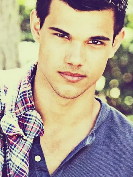 Pemeran Jacob pada film ‘Twilight’ yang tak asing adalah Taylor Lautner menjalin kasih dengan Selana Gomez tahun 2009, namun hubungan mereka tak berlangsung lama.  (via instagram@taylor_lautner/Bintang.com)