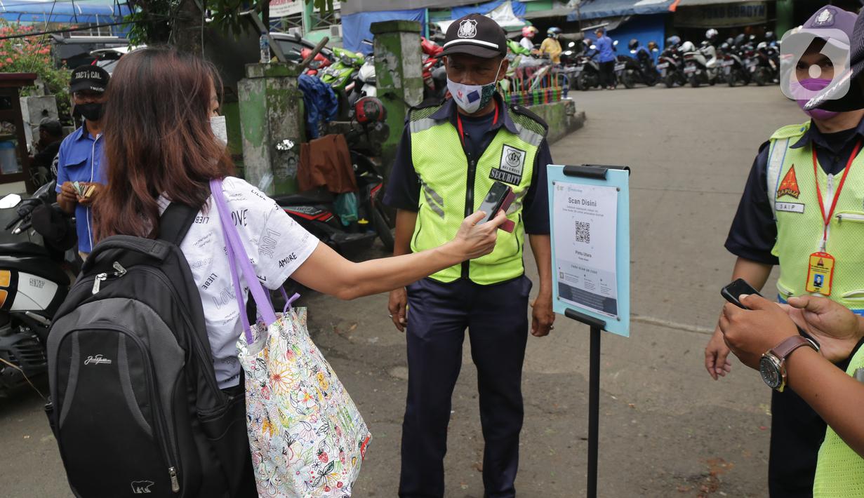 Pengunjung memindai "barcode" melalui aplikasi PeduliLindungi sebelum memasuki Pasar Anyar di Kota Tangerang, Selasa (26/10/2021). PD Pasar Kota Tangerang memberlakukan penerapan aplikasi PeduliLindungi di dua pasar tradisional, yakni Pasar Anyar dan Pasar Poris. (Liputan6.com/Angga Yuniar)
