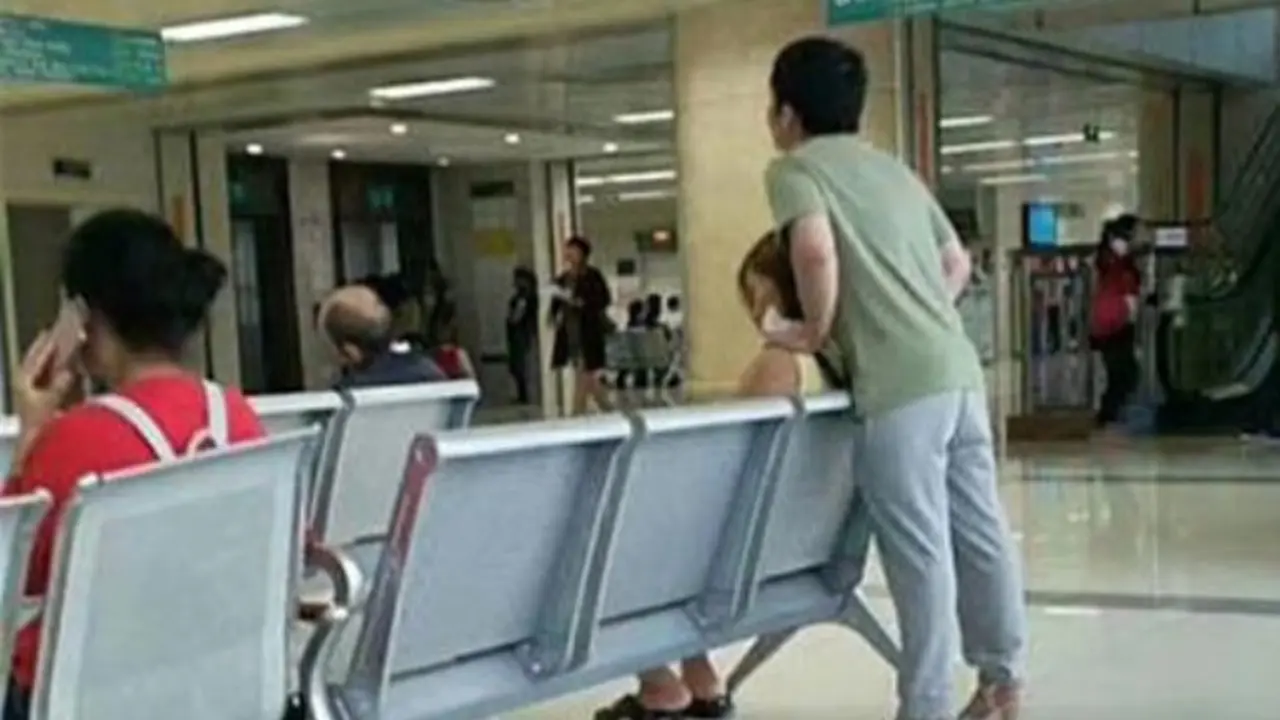 Kenakan Sepatu Hak Tinggi Pacar, Pemuda Ini Digelari Pria Sejati