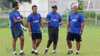 Pelatih Rahmad Darmawan saat berkoordinasi dengan ketiga asistennya (Kurnia Sandy, Rasiman, dan Satia Bagdja) saat latihan T-Team di Lapangan Gong Badak, Kuala Terengganu, Malaysia, Selasa (26/01/2016). (Bola.com/Nicklas Hanoatubun)