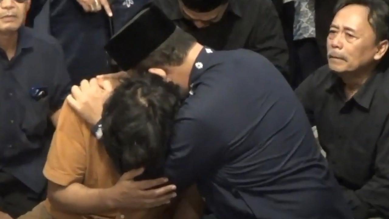 Jerit Tangis Ikang Fawzi di Pelukan Anies Baswedan Depan Jenazah Marissa Haque