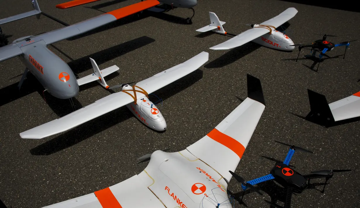 Sejumlah drone TwinHawk, Scout, Flanker, dan Hawkeye 400 dipamerkan sebelum  uji coba demonstrasi 'Black Dart' di Naval Base Ventura County Sea Range, California, Jumat (31/7/2015). (REUTERS/Patrick T. Fallon)