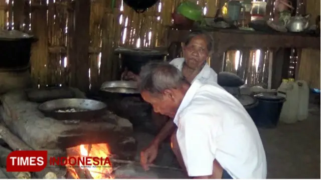 Mbah Usrek, Generasi Terakhir Penganyam Besek Bambu yang Menembus Waktu