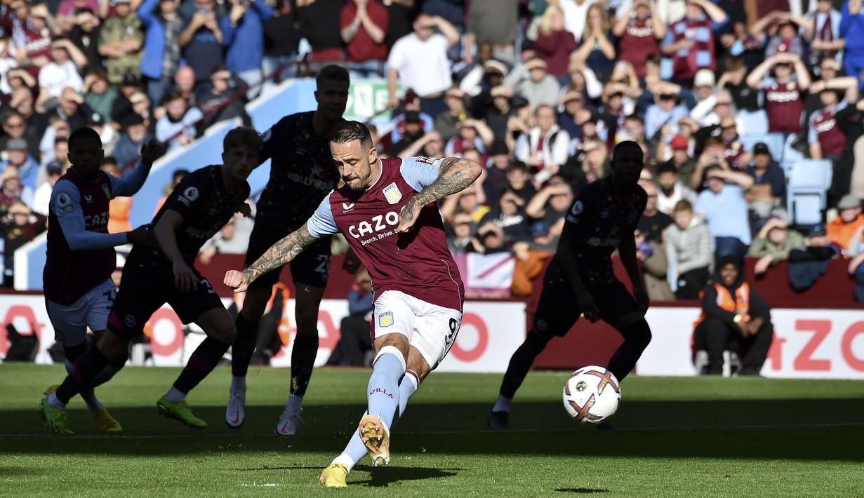 Pemain Aston Villa, Danny Ings mencetak gol ketiga timnya dari titik penalti laga lanjutan Liga Inggris 2022/2023 antara Aston Villa melawan Brentford di Villa Park, Minggu (23/10/2022). (AP/Rui Vieira)