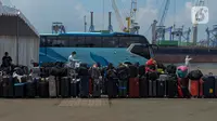 Sejumlah barang milik WNI yang menjadi anak buah kapal Kapal Pesiar MV Dream Explorer setibanya di Pelabuhan Tanjung Priok, Jakarta, Rabu (29/4/2020). Ratusan WNI ABK itu langsung menjalani rapid test Covid-19, sebelum dibawa menuju hotel untuk menjalani isolasi mandiri. (merdeka.com/Imam Buhori)