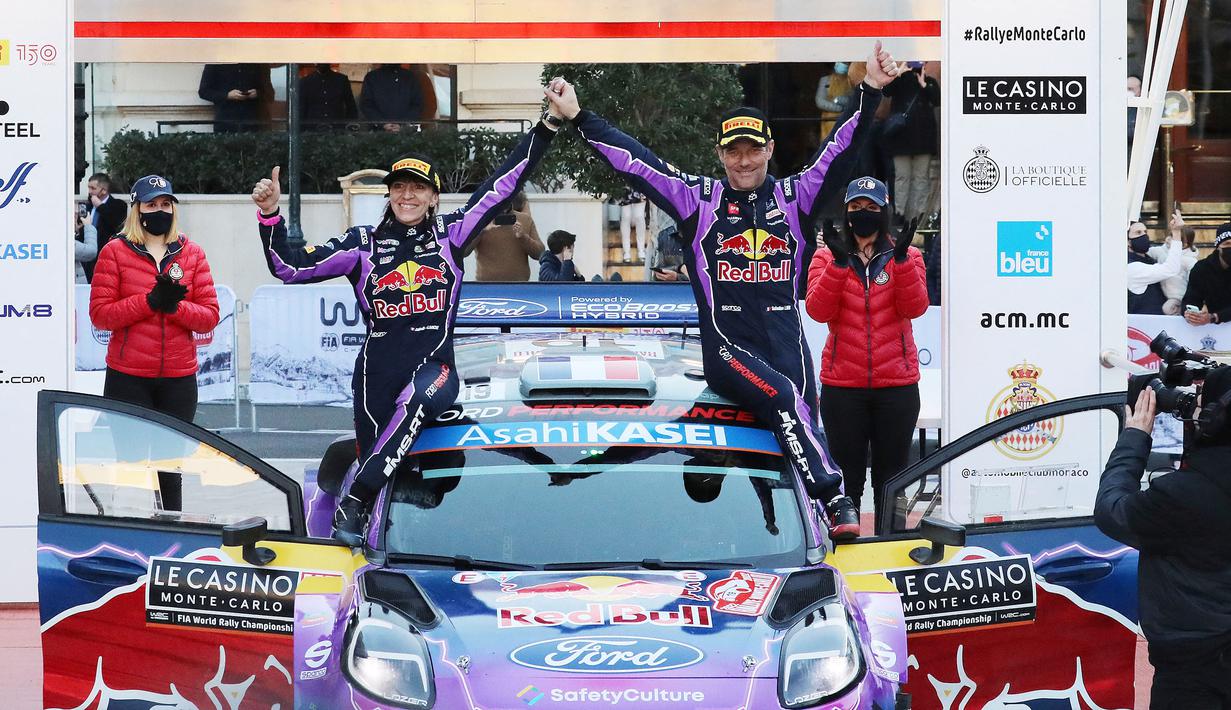 Kendati baru pertama kali menjadi co-driver Le Patron - julukan Loeb - di WRC, Galmiche terlihat tenang dan cepat beradaptasi. Padahal, selama empat hari lomba, mereka bersaing sangat sengit dengan juara dunia Sebastien Ogier (Toyota Gazoo Racing WRT). (AFP/Valery Hache)