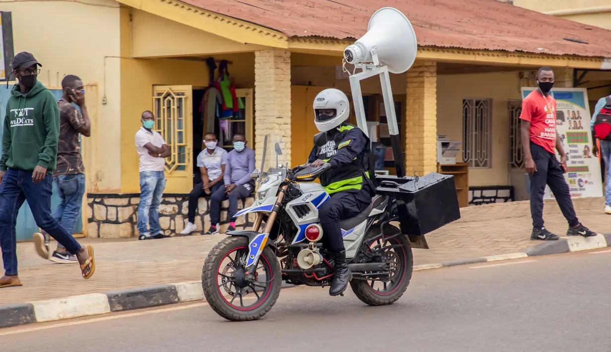 Seorang polisi yang mengendarai sepeda motor menggunakan pelantang suara untuk menyampaikan informasi tentang langkah-langkah pencegahan COVID-19 di sebuah jalan di Kigali, ibu kota Rwanda, pada 12 Agustus 2020. (Xinhua/Cyril Ndegeya)
