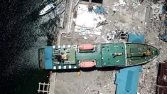 Pandangan udara, sebuah kapal KM Sabuk Nusantara 39 terseret ombak akibat tsunami Pelabuhan Wani, Donggala, Sulawesi Tengah Kamis (4/10). Kapal yang sedang bersandar terbawa arus hingga 70 meter. (Liputan6.com/Fery Pradolo)