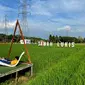 Seorang pengunjung bersantai sambil menunggu berbuka puasa di Sawah Lukis, Binjai (Reza Efendi)