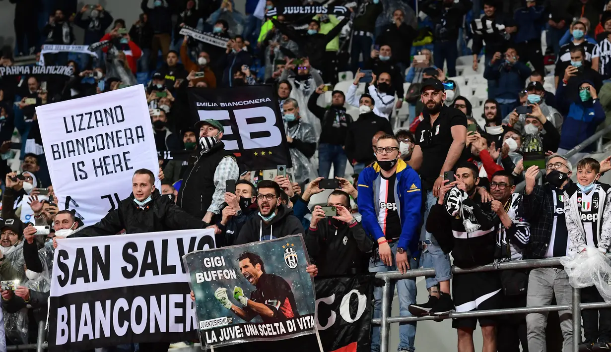 Penggemar Juventus merayakan akhir laga final Coppa Italia usai Juventus menang atas Atalanta di Stadion Mapei, Kamis (20/5/2021) dinihari WIB. Juventus semakin menegaskan diri sebagai raja Coppa Italia dengan koleksi 14 gelar juara. (Miguel MEDINA / AFP)
