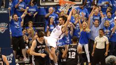 Pebasket OKC Thunder, Steven Adams melakukan dunks saat dihadang pebasket Spurs, Boban Marjanovic (40) pada NBA Playoffs game ke-6 semifinal wilayah barat di Chesapeake Energy Arena,Oklahoma City, (12/5/2016). (Mark D. Smith-USA TODAY Sports)