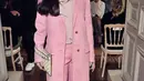 Fan Bingbing, seorang aktris, produser televisi dan penyanyi pop Tiongkok hadir dengan balutan serba pink. Dengan coat dan trouser panjang dipadu dengan scarfnya membuat wanita ini tampak elegan. (Instagram/fashionindaily)