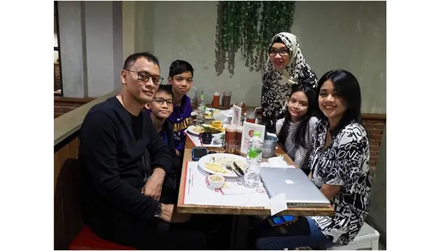 Makan malam bersama dengan keluarga adalah hal yang menyenangkan.