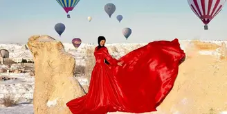 Inilah hasil pemotretan Ria Ricis di Cappadocia yang diabadikan oleh fotografer ternama FD Photography. Istri Teuku Ryan itu tampil cantik dan glamor memakai gaun merah. (Instagram/fdphotography90).