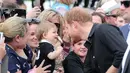 <p>Pangeran Harry menyapa anak kecil saat berjalan di Taman Pemerintah Rotorua, Selandia Baru, Rabu (31/10). Pangeran Harry dan Meghan Markle sedang dalam tur tiga minggu di Australia, Selandia Baru, Tonga, dan Fiji. (Michael Bradley/Pool/AFP)</p>