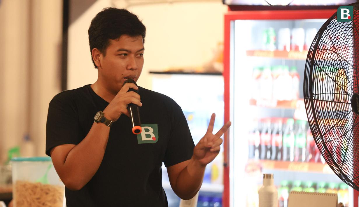 Jurnalis Bola.com, Hery Kurniawan memberikan prediksi pertandingan saat acara Roaring Night antara Manchester United melawan West Ham di Pitch 98, Kemang, Jakarta, Minggu (04/02/2024) malam WIB. (Bola.com/Abdul Aziz)