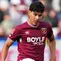 Gelandang West Ham United asal Portugal #18, Mateus Fernandes, melakukan umpan silang pada pertandingan perempat final Piala FA Inggris antara West Ham United dan Leeds United di Stadion London di London timur pada 5 April 2026. (CARLOS JASSO/AFP)