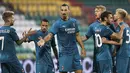 Pemain AC Milan merayakan gol yang dicetak Zlatan Ibrahimovic ke gawang Shamrock Rovers pada laga babak kualifikasi Luga Europa 2020/2021 di Tallaght Stadium, Jumat (18/9/2020) dini hari WIB. AC Milan menang 2-0 atas Shamrock Rovers. (AP Photo/Peter Morgan)