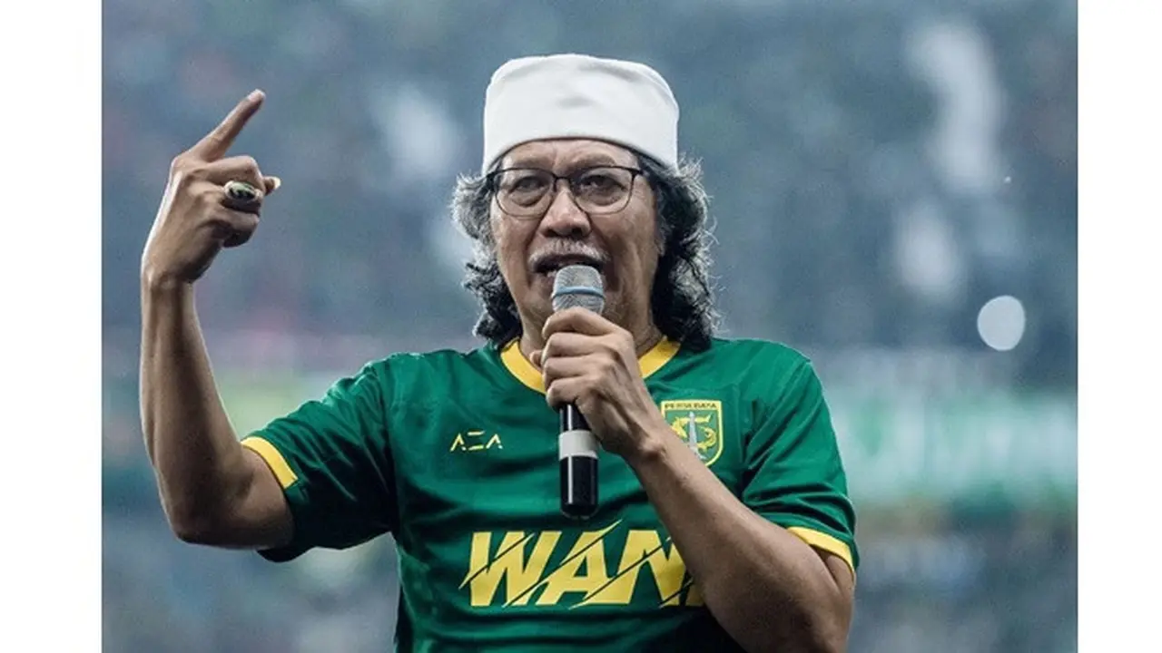 5 Gaya Cak Nun Dukung Persebaya, Beri Doa Agar Juara Musim Depan