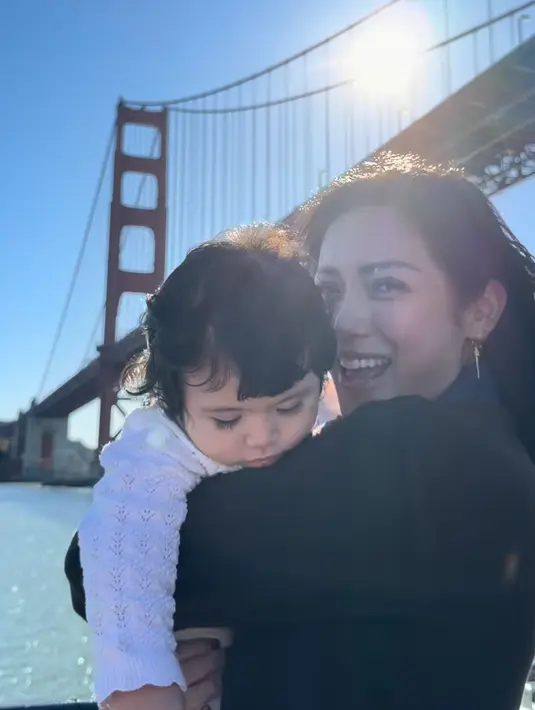 Jessica mengenakan atasan hitam lengan panjang dengan kerah denim. Sambil mengenakan anting-anting emas model panjang.  [@inijedar]