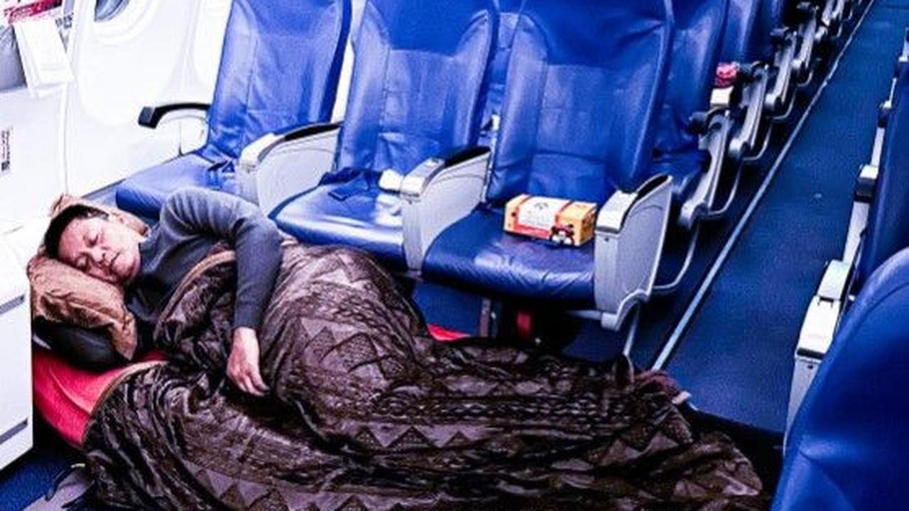 Terlihat bangku-bangku pesawat kosong. Krishna gelar kasur dan tidur lelap dengan berselimut. Nyaman sekali<br>