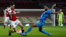 Pemain Arsenal Hector Bellerin (kiri) memperebutankan bola dengan pemain Arsenal Gabriel pada pertandingan leg kedua babak 16 besar Liga Europa di Emirates Stadium, London, Kamis (18/3/2021). Olympiacos menang 1-0. (AP Photo/Matt Dunham)