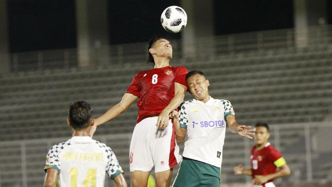 Gelandang Timnas Indonesia  U-23, Hanif Sjahbandi berebut bola diudara dengan pemain Tira Persikabo. (Foto: Bola.com/M. Iqbal Ichsan)