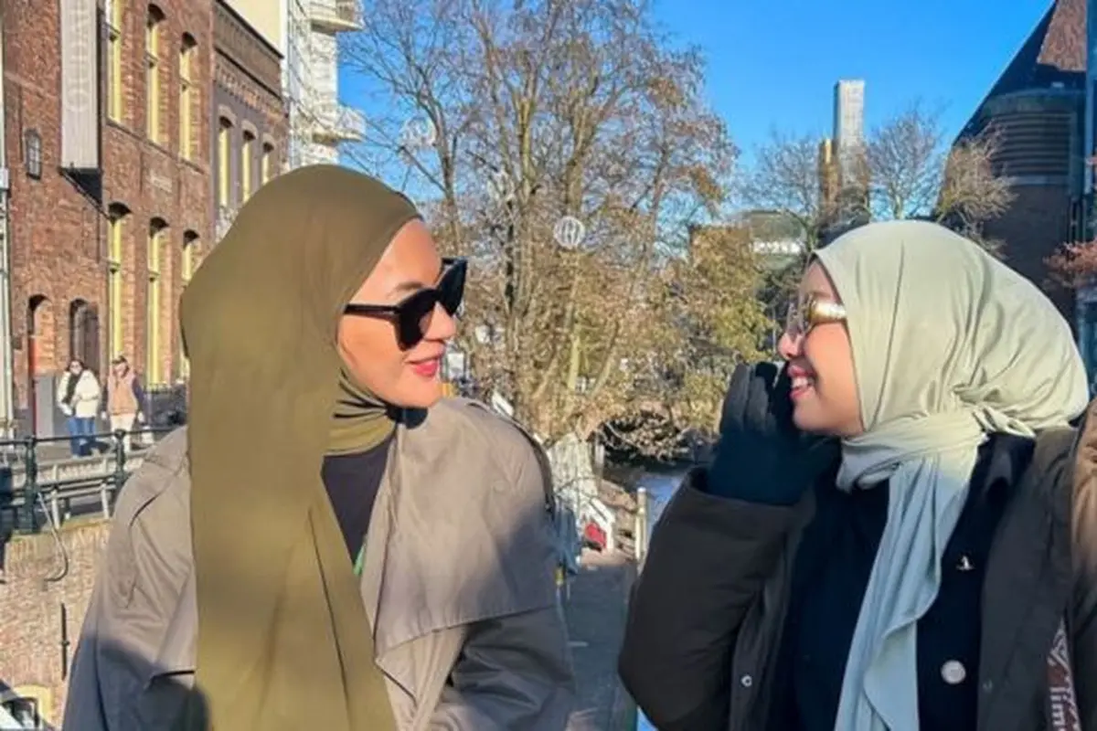 Tya Ariestya dan Paula Verhoeven saat Liburan di Belanda (credit: https://www.instagram.com/tya_ariestya/).
