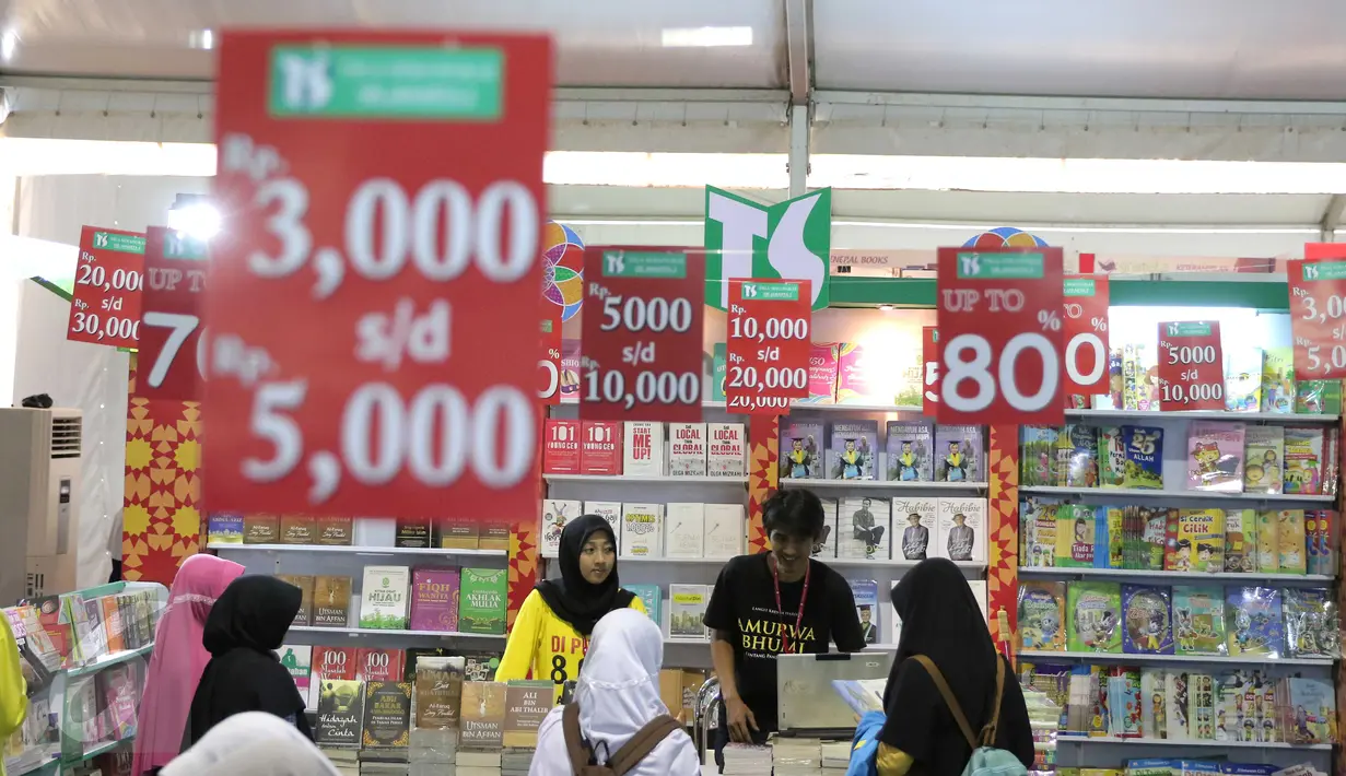 Pengunjung memilih buku yang hendak dibeli pada pameran Islamic Book Fair 2016 di Jakarta, Selasa (1/3). Ratusan penerbit meramaikan pameran buku keislaman terbesar di Indonesia itu dengan penawaran diskon mulai dari 20%-80%. (Liputan6.com/Angga Yuniar)