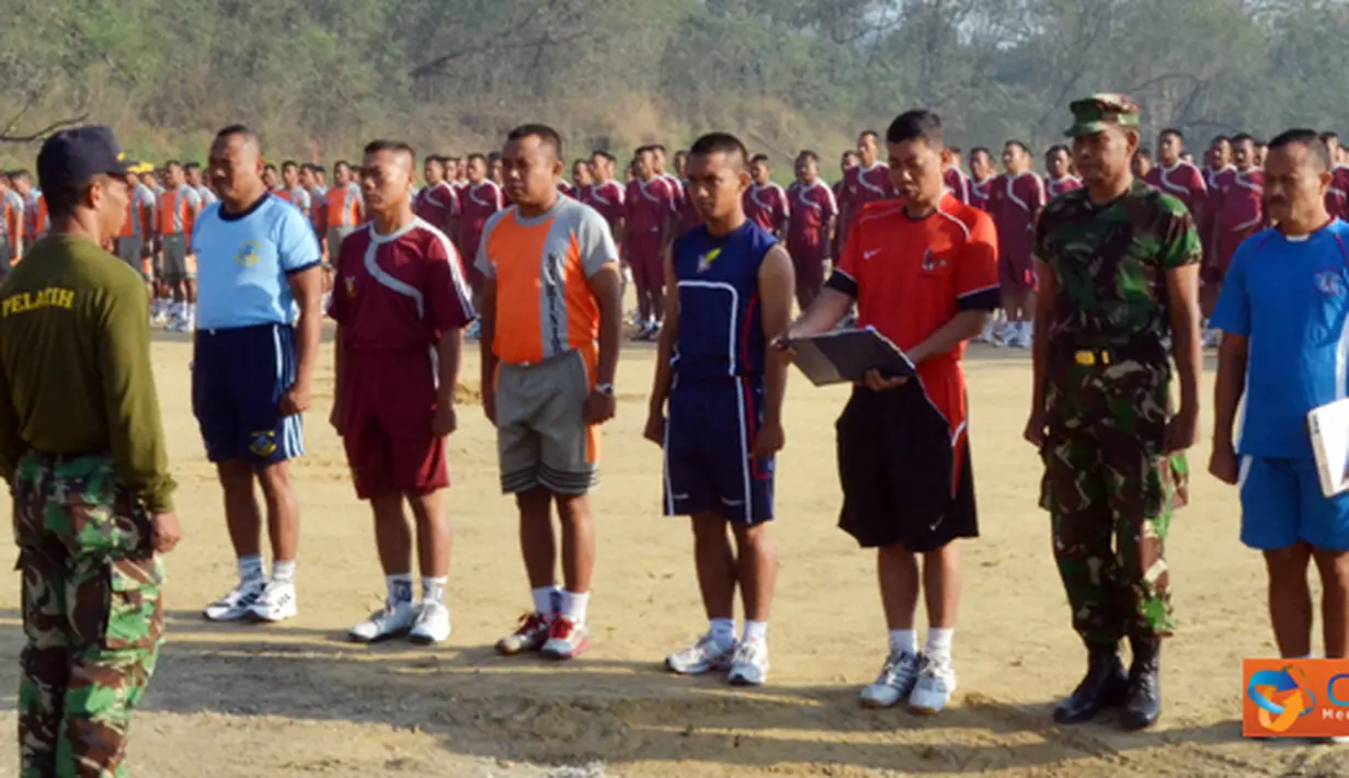 Citizen6, Surabaya: Mayor Marinir Imam Suwandi  mengambil apel yang diikuti seluruh prajurit Resimen Bantuan Tempur-1 Mar di Lapangan Tembak Jusman Puger Ksatrian Sutedi Senaputra Karangpilang Surabaya ,Selasa (26/7). (Pengirim: Staff Intel)