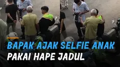 Momen haru dan bahagia ditunjukkan oleh seorang bapak yang mengajak anaknya selfie pakai hape jadul setelah wisuda menarik perhatian.