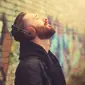 Ilustrasi pria sedang mendengarkan musik. (Foto: Shutterstock)