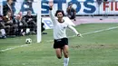 2. Gerd Muller, striker tim Jerman Barat ini merupakan top skor pada Piala Eropa tahun 1972, dirinya juga menjadi pencetak dua gol saat Jerman Barat mengalahkan Uni Soviet di partai final. (UEFA)