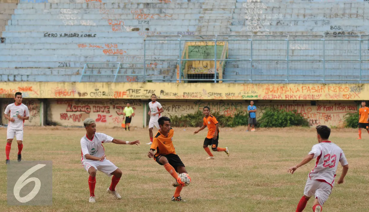 Pesepakbola Persipasi Bandung Raya (PBR) dan Villa 2000 melakukan laga uji coba di Stadion Lebak Bulus Jakarta, Sabtu (22/8/2015). Uji tanding ini merupakan persiapan PBR menghadapi turnamen Piala Presiden 2015. (Liputan6.com/Helmi Fithriansyah)