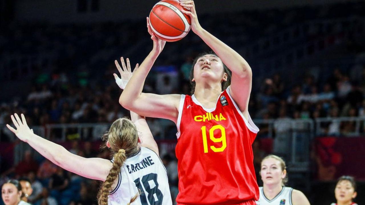 Pebasket muda China, Zhang Ziyu menjadi sorotan setelah berhasil membawa negaranya menumbangkan Indonesia dan Selandia Baru dalam dalam FIBA U-18 Women’s Asia Cup 2024 di Shenzhen, China. Zhang Ziyu viral diperbincangkan di media sosial bukan hanya berk